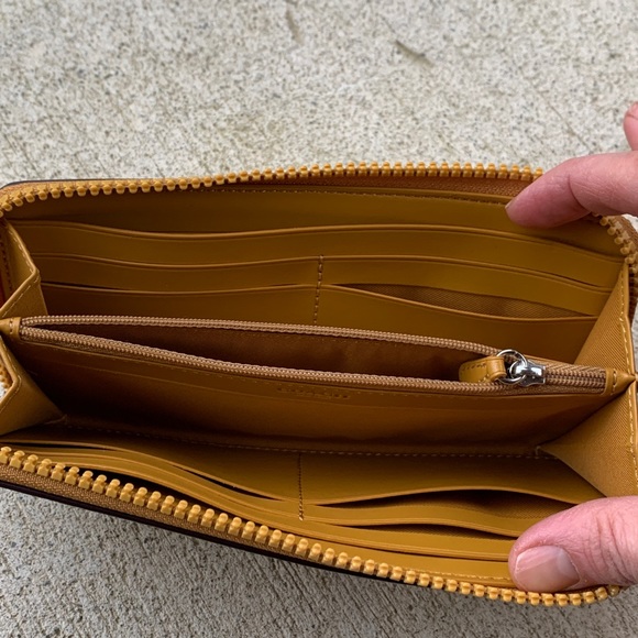 Authentic Coach Coated leather accordion wallet🌼 - Picture 4 of 6